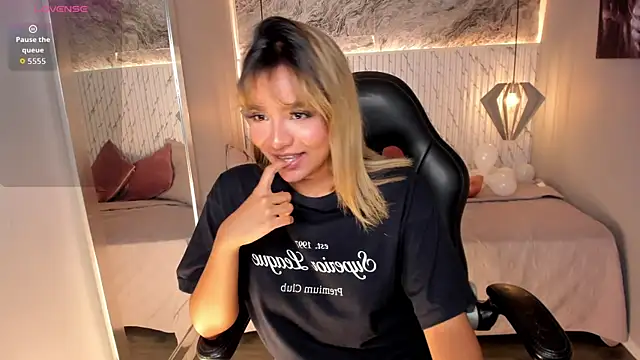 Snapshot of Emilly_mell chatting on 10.17.25 Emilly mell online show from 10.17.25