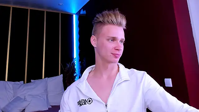 Snapshot of LawrenceMiles chatting on 10.03.25 LawrenceMiles online show from 10.03.25