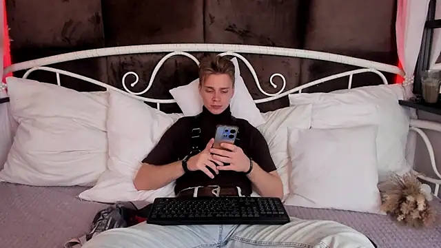 Snapshot of LawrenceMiles chatting on 10.11.25 LawrenceMiles online show from 10.11.25