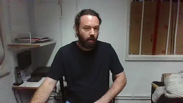 Snapshot of rogerevenmore chatting on 11.13.25 rogerevenmore online show from 11.13.25