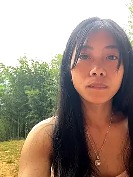 EmLy02 online show from 10.10.25