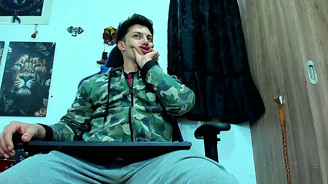 Snapshot of javiersexymann chatting on 02.25.25 javiersexymann online show from 02.25.25