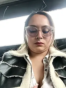 Snapshot of Eiimy_pretty chatting on 12.05.25 Eiimy pretty online show from 12.05.25