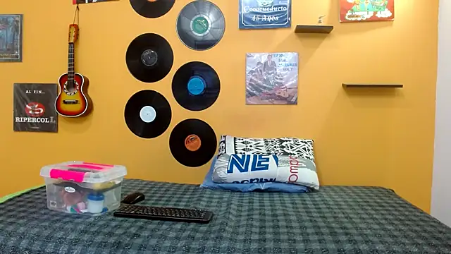 skinnyverus18 online show from 10.22.25