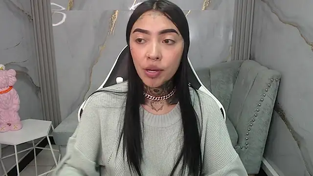 Ashley Blum v online show from 11.04.25