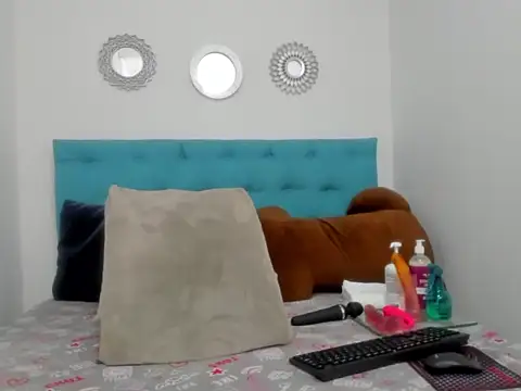 Snapshot of candy_big_tits18 chatting on 11.19.25 candy big tits18 online show from 11.19.25