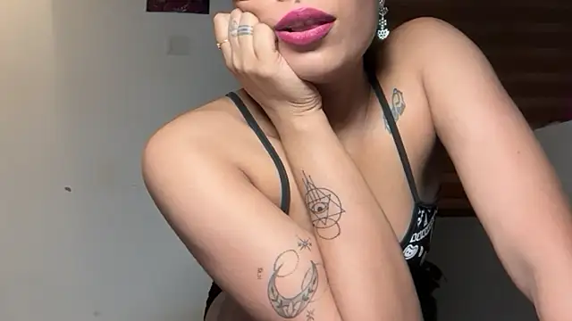 Snapshot of LucytheDevilQueen chatting on 06.25.26 LucytheDevilQueen online show from 06.25.26