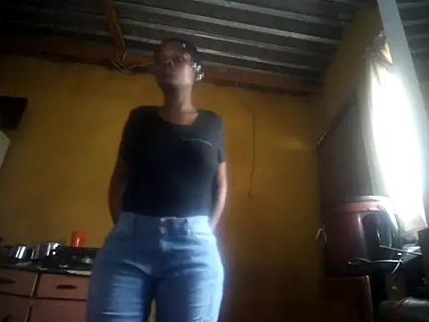 Snapshot of Caramelchick01 chatting on 09.24.25 Caramelchick01 online show from 09.24.25