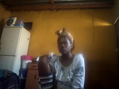 Snapshot of Caramelchick01 chatting on 10.03.25 Caramelchick01 online show from 10.03.25