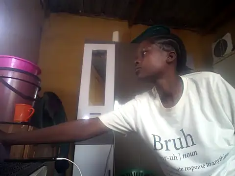 Snapshot of Caramelchick01 chatting on 10.29.25 Caramelchick01 online show from 10.29.25