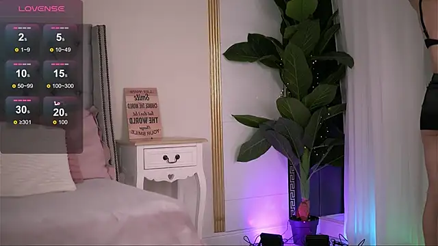 RebeccaRese online show from 06.10.26