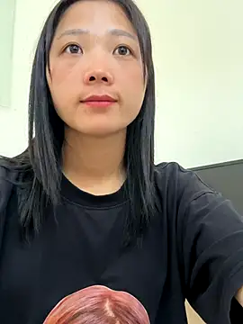 Snapshot of thaoyeuuu chatting on 10.13.25 thaoyeuuu online show from 10.13.25