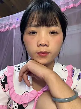 Snapshot of thaoyeuuu chatting on 10.15.25 thaoyeuuu online show from 10.15.25