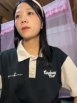 Snapshot of thaoyeuuu chatting on 10.24.25 thaoyeuuu online show from 10.24.25