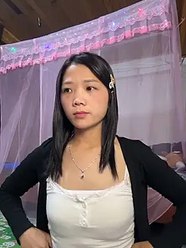 Snapshot of thaoyeuuu chatting on 10.28.25 thaoyeuuu online show from 10.28.25