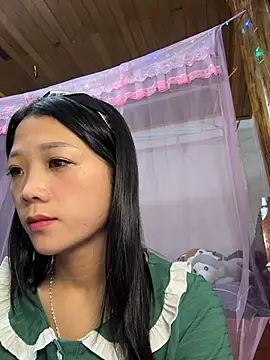 Snapshot of thaoyeuuu chatting on 10.30.25 thaoyeuuu online show from 10.30.25