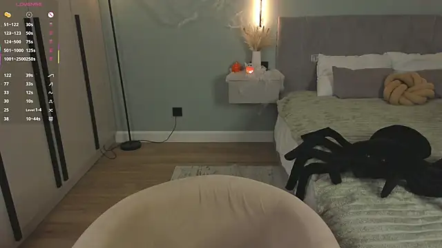 Snapshot of LubaStadt chatting on 10.31.25 LubaStadt online show from 10.31.25