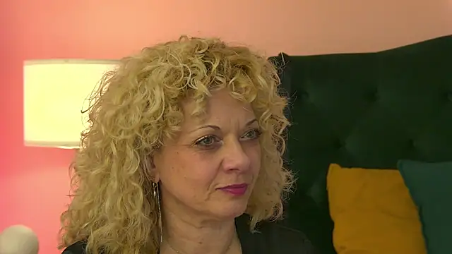 Snapshot of NiaMalkova chatting on 11.04.25 NiaMalkova online show from 11.04.25