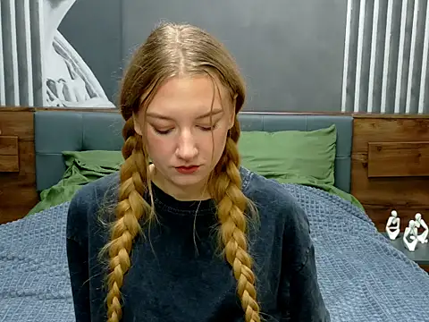 DarcyWilsy online show from 10.09.25