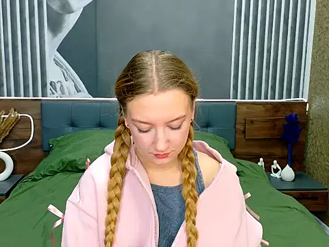 DarcyWilsy online show from 11.06.25