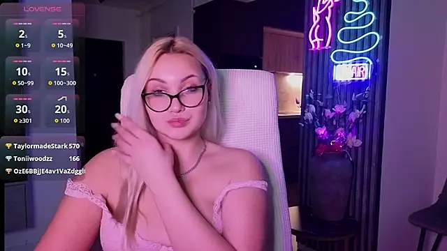 Snapshot of adrelaxina chatting on 12.17.25 adrelaxina online show from 12.17.25