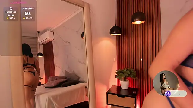 Snapshot of SophieCollins_1 chatting on 11.17.25 SophieCollins 1 online show from 11.17.25