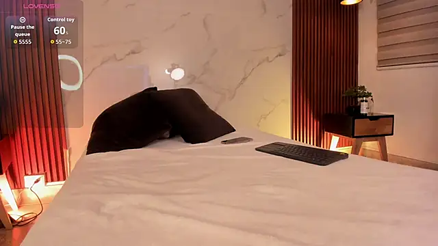 Snapshot of SophieCollins_1 chatting on 11.28.25 SophieCollins 1 online show from 11.28.25