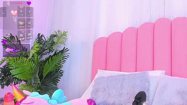 Snapshot of lia_queen18 chatting on 10.27.25 lia queen18 online show from 10.27.25