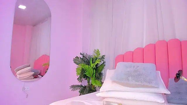 Snapshot of lia_queen18 chatting on 11.06.25 lia queen18 online show from 11.06.25