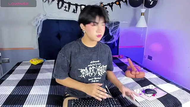 Creamy Angelo online show from 10.18.25