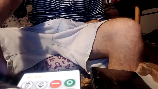 Snapshot of Halloalbert889 chatting on 10.24.25 Halloalbert889 online show from 10.24.25