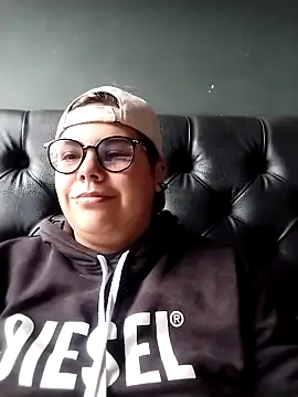 Snapshot of Hailey_Curvy chatting on 10.13.25 Hailey Curvy online show from 10.13.25