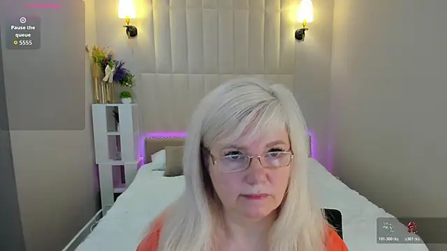 Snapshot of Hella_Fabel chatting on 06.11.26 Hella Fabel online show from 06.11.26