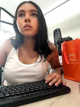 AlinnaRosee  online show from 12.02.25