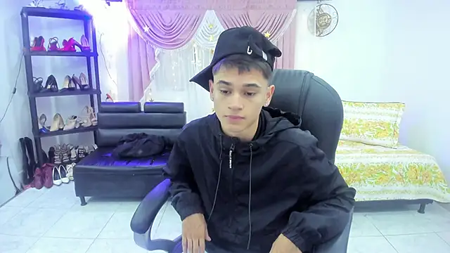 Snapshot of Aron_Boyy chatting on 09.11.25 Aron Boyy online show from 09.11.25