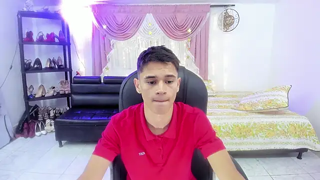 Snapshot of Aron_Boyy chatting on 09.12.25 Aron Boyy online show from 09.12.25