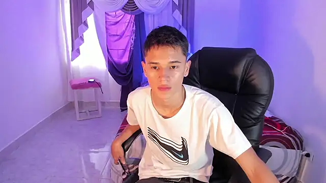 Snapshot of Aron_Boyy chatting on 09.15.25 Aron Boyy online show from 09.15.25