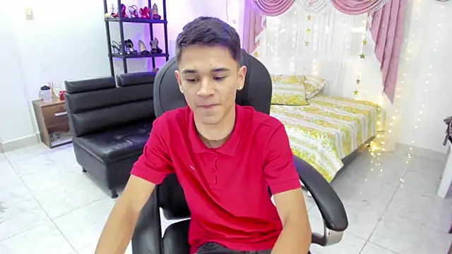 Snapshot of Aron_Boyy chatting on 09.16.25 Aron Boyy online show from 09.16.25