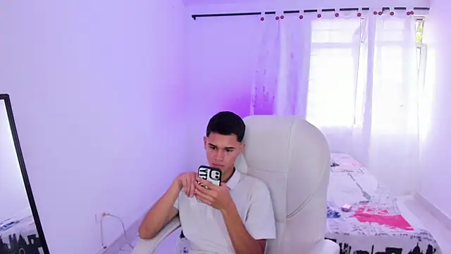 Snapshot of Aron_Boyy chatting on 09.17.25 Aron Boyy online show from 09.17.25