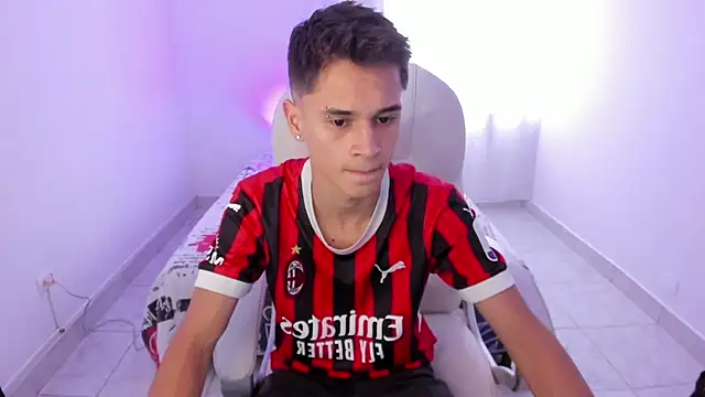 Snapshot of Aron_Boyy chatting on 09.19.25 Aron Boyy online show from 09.19.25