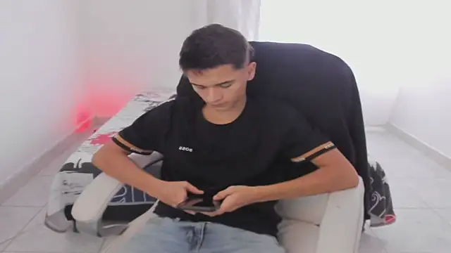 Snapshot of Aron_Boyy chatting on 09.20.25 Aron Boyy online show from 09.20.25