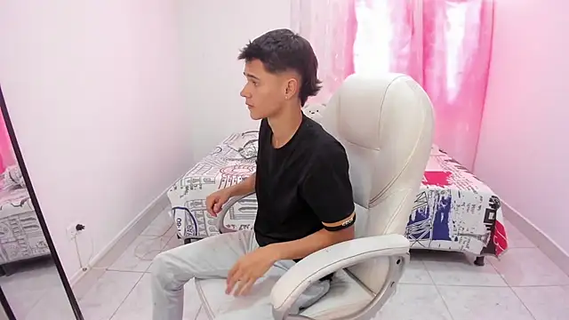 Snapshot of Aron_Boyy chatting on 09.23.25 Aron Boyy online show from 09.23.25