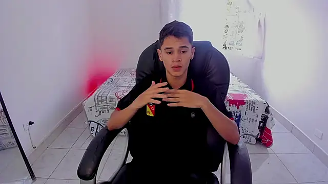 Snapshot of Aron_Boyy chatting on 09.26.25 Aron Boyy online show from 09.26.25