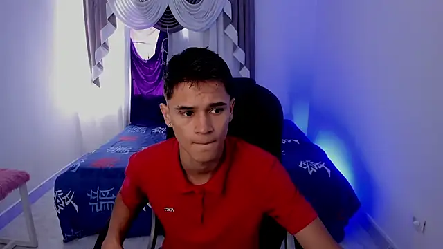 Snapshot of Aron_Boyy chatting on 10.01.25 Aron Boyy online show from 10.01.25