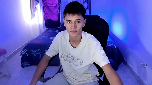 Snapshot of Aron_Boyy chatting on 10.03.25 Aron Boyy online show from 10.03.25