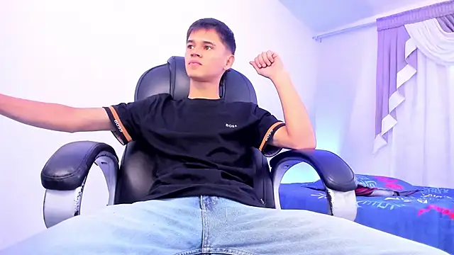 Snapshot of Aron_Boyy chatting on 10.04.25 Aron Boyy online show from 10.04.25