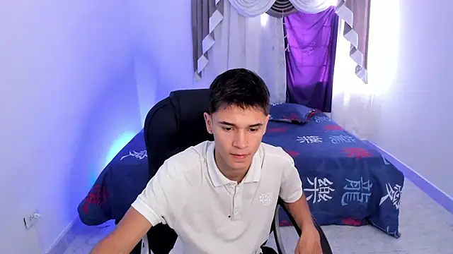 Snapshot of Aron_Boyy chatting on 10.06.25 Aron Boyy online show from 10.06.25