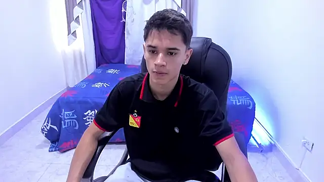 Snapshot of Aron_Boyy chatting on 10.08.25 Aron Boyy online show from 10.08.25