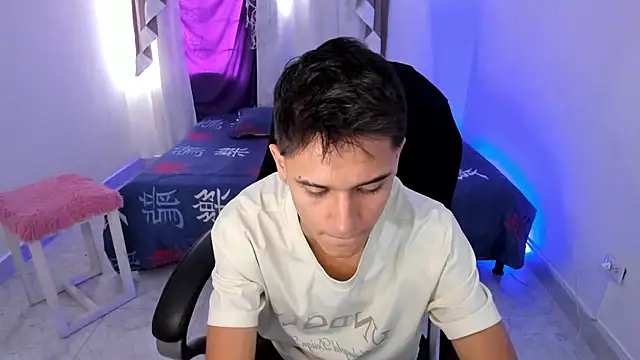 Snapshot of Aron_Boyy chatting on 10.11.25 Aron Boyy online show from 10.11.25