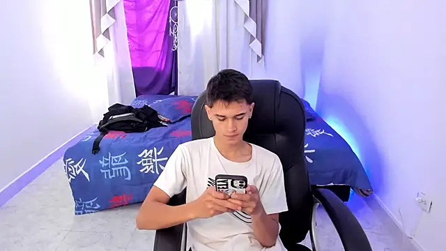 Snapshot of Aron_Boyy chatting on 10.16.25 Aron Boyy online show from 10.16.25